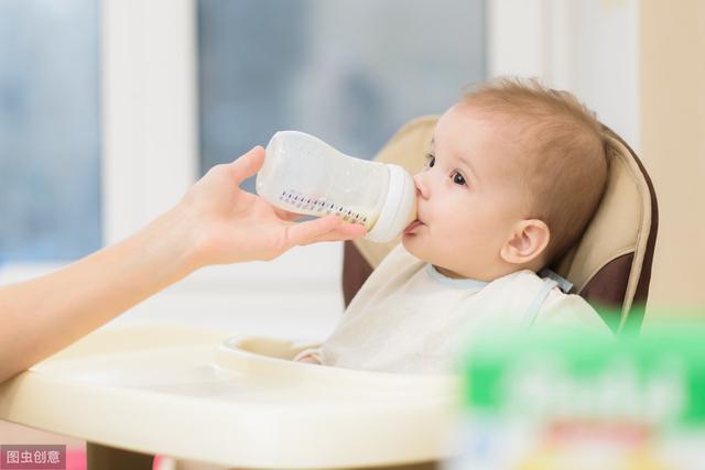 母乳喂养的宝宝吃配方粉后呕吐、腹泻，这可怎么办？