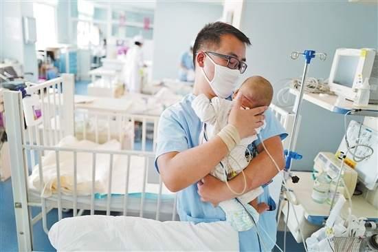 须眉不输巾帼——探访云大医院儿科男护士们