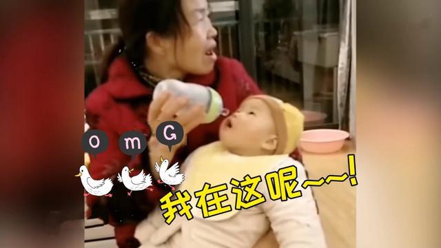 奶奶沉迷于电视，忘了喂宝宝，接下来宝宝的动作让人既心疼又好笑