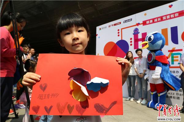 广州：特殊孩子“快闪”为母亲献唱