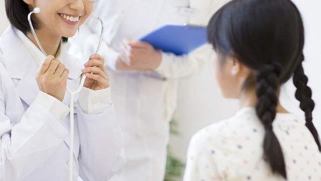 5岁女儿屡教不改爱“夹腿”，妈妈生气批评，得知原因后内疚道歉