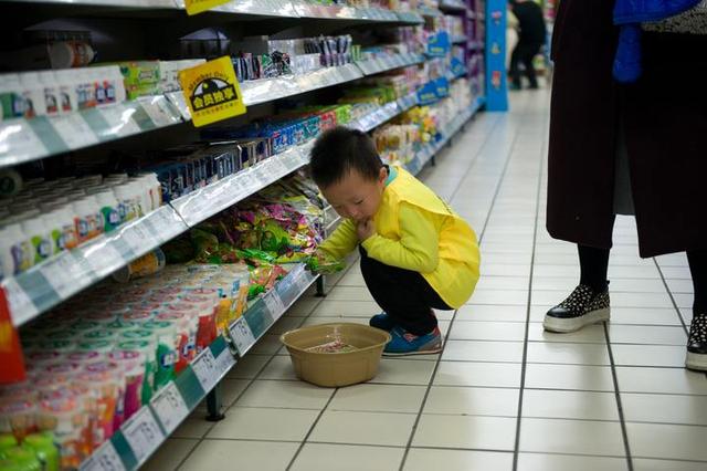 父母这种行为，不但培养不出孩子节俭的习惯，反而容易让娃自卑！