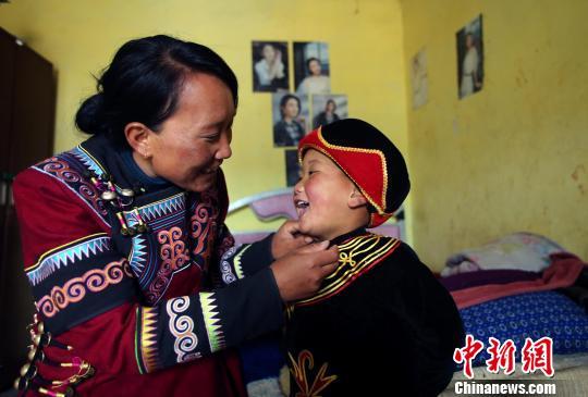 大凉山“学前学会普通话”进行时：一名普通话辅导员和她的彝家娃们