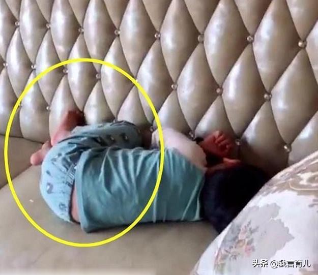 妈妈哄完二宝去客厅，看到了大宝，网友：这孩子让人心酸！