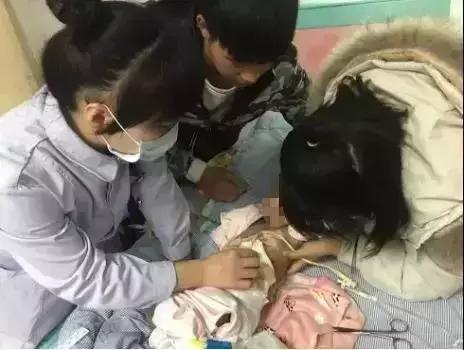 1岁女婴胃被撑破，心脏停跳！家长别再对孩子做这些了