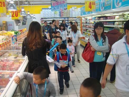 孙子在超市打破罐头，吓哭了，妈妈和奶奶的不同做法，你赞成谁