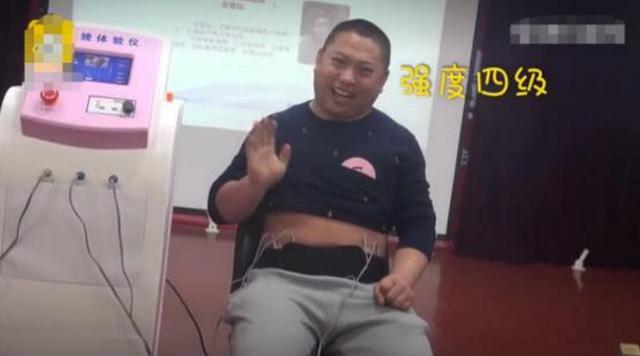 宝爸自告奋勇体验分娩之痛，没想到最后痛成了“表情包”！