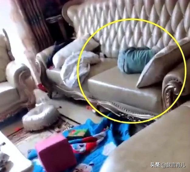 妈妈哄完二宝去客厅，看到了大宝，网友：这孩子让人心酸！
