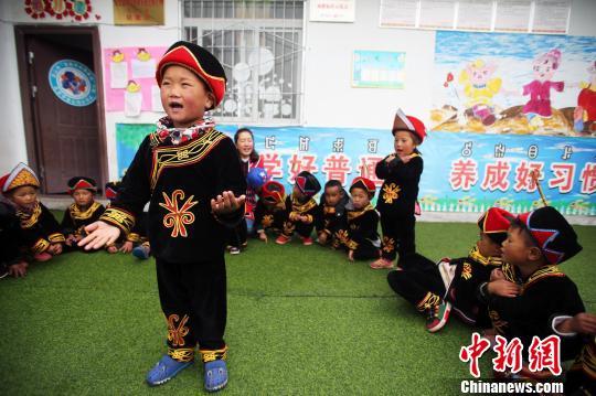 大凉山“学前学会普通话”进行时：一名普通话辅导员和她的彝家娃们