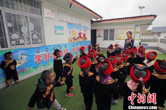 大凉山“学前学会普通话”进行时：一名普通话辅导员和她的彝家娃们
