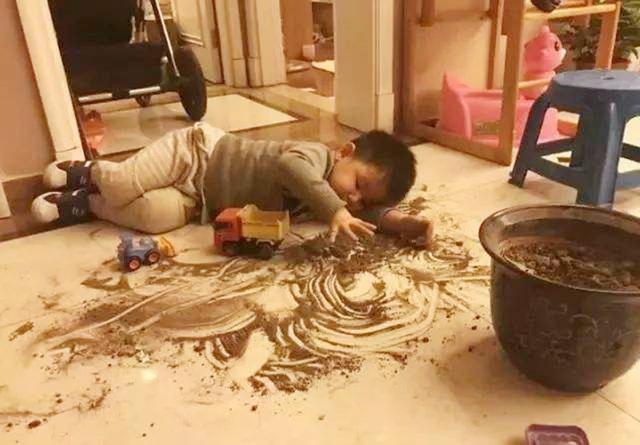 孩子静悄悄准是在作妖，没有比让娃单独待一会更可怕的事情了