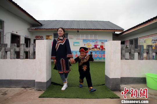 大凉山“学前学会普通话”进行时：一名普通话辅导员和她的彝家娃们