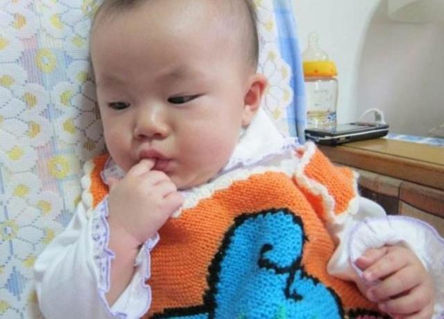宝宝吃手指是聪明的表现吗？过了这个年龄后，就该阻止了
