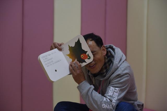 图片故事：一位教新妈妈育儿的男老师