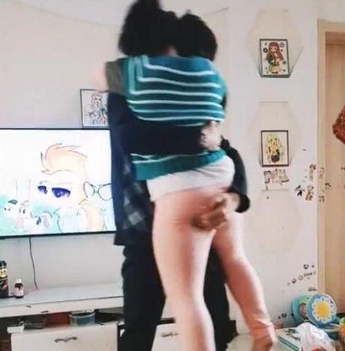 女儿的第一名，想要爸爸抱却被现实打败，妈妈一旁偷偷落泪