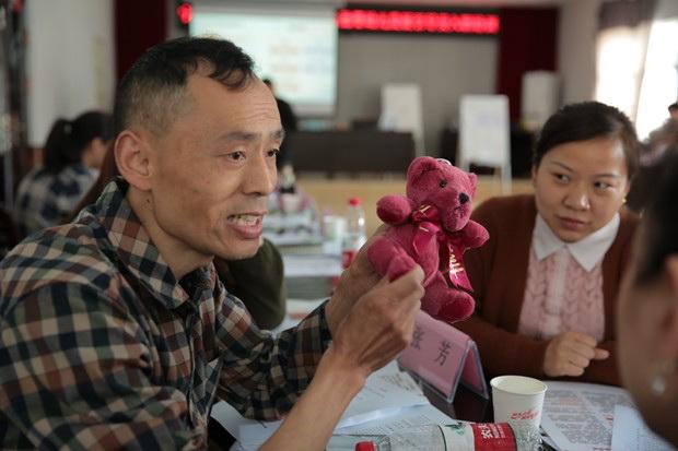 图片故事：一位教新妈妈育儿的男老师