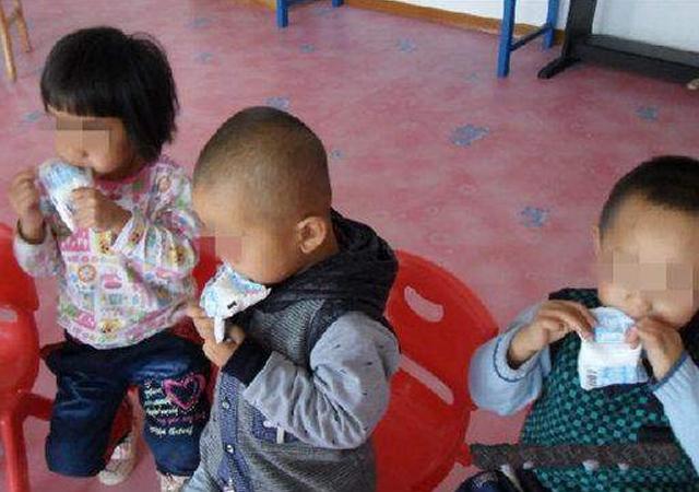幼儿园集体订牛奶，没订的孩子被排挤？知道原因后，宝妈气红脸