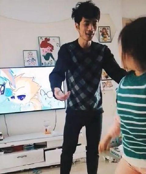 女儿的第一名，想要爸爸抱却被现实打败，妈妈一旁偷偷落泪