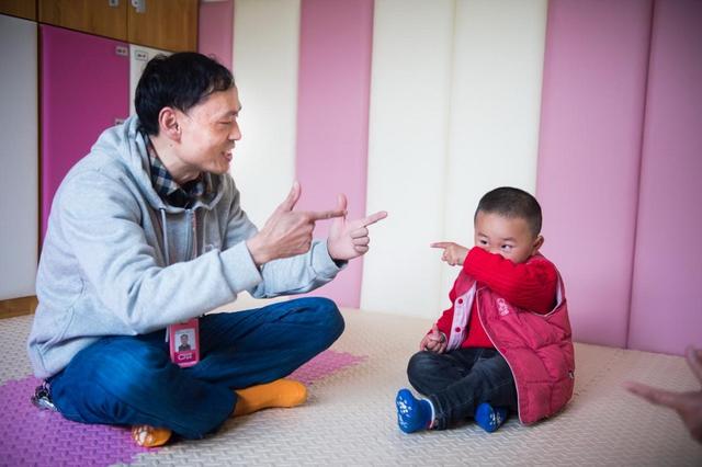 图片故事：一位教新妈妈育儿的男老师