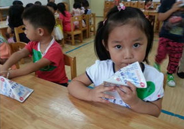 幼儿园集体订牛奶，没订的孩子被排挤？知道原因后，宝妈气红脸