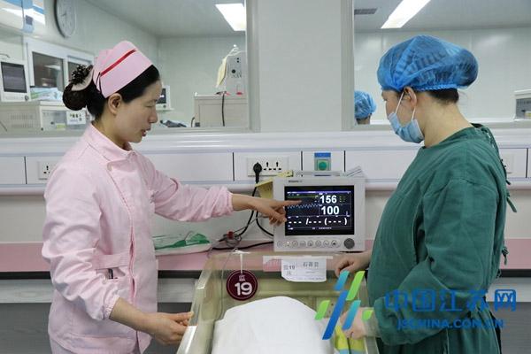 泰州妇产医院推行家庭参与式护理 早产儿父母可进病房喂奶换尿片