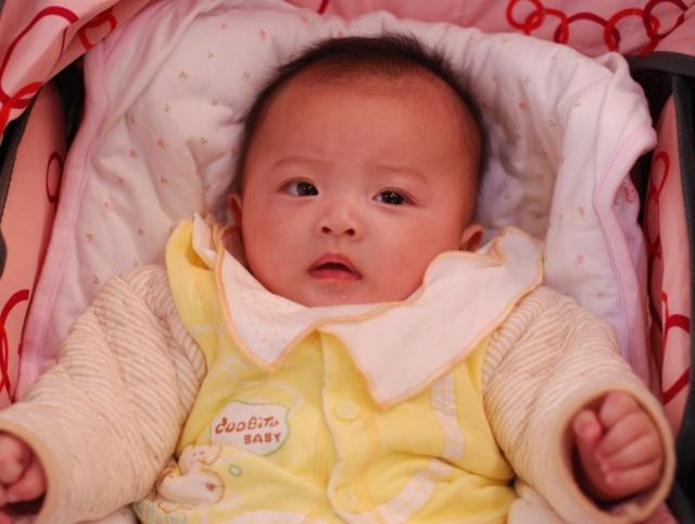 孩子晚上睡觉的2个异常现象，可能是疾病的征兆，很多家长不自知