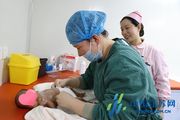 泰州妇产医院推行家庭参与式护理 早产儿父母可进病房喂奶换尿片