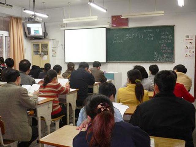 给娃开家长会，家长这几种打扮容易被嫌弃，孩子会觉得“丢脸”