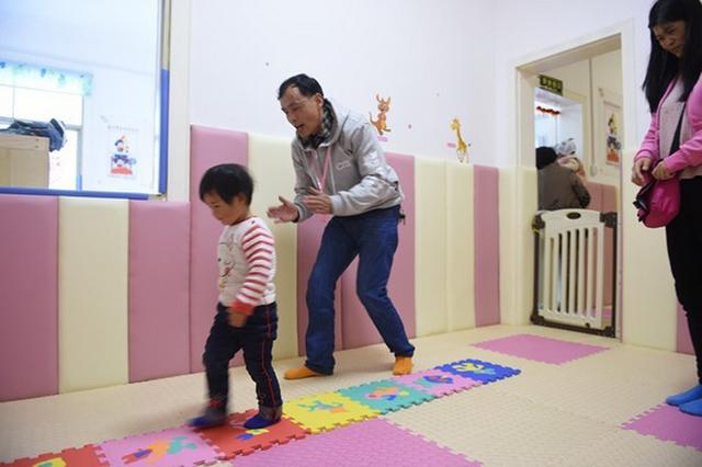 图片故事：一位教新妈妈育儿的男老师