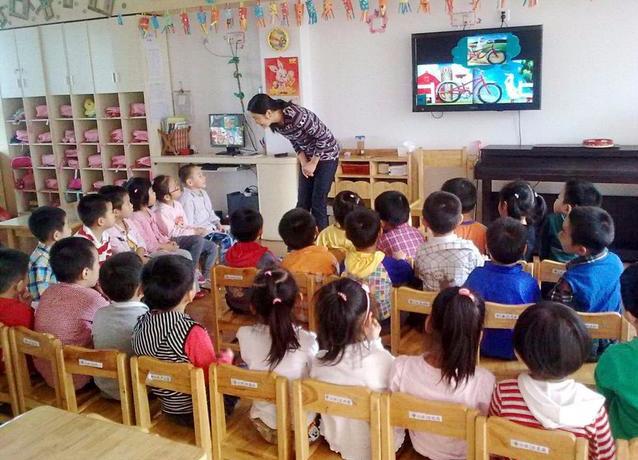 3岁孩子被遗弃幼儿园，家长一直联系不上，打开孩子书包老师报警