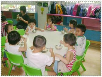 幼儿园校长给妈妈打电话：要加收女儿费用，妈妈一听原因不淡定了