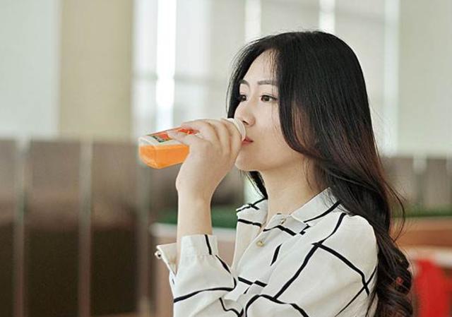 孕妈这样“喝水”，容易让羊水质量变差，胎宝宝会很难受