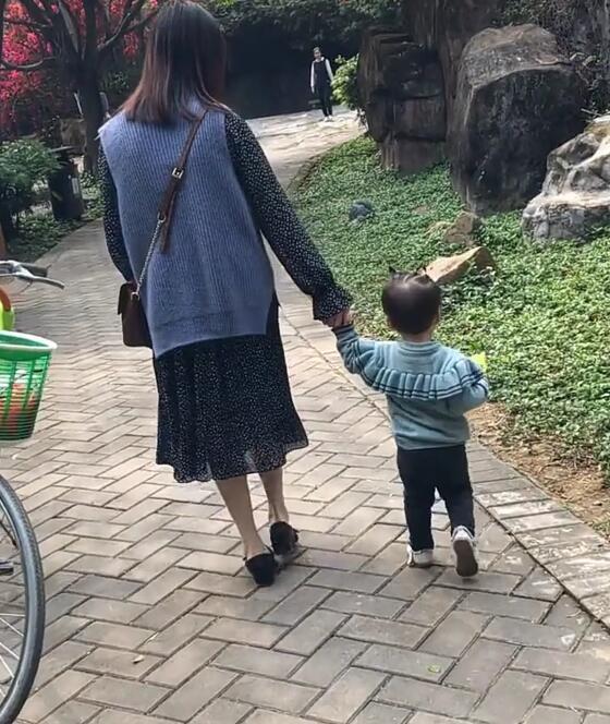 我年轻时带三个孩子，你生一个还喊累？这位宝妈的回应值得借鉴