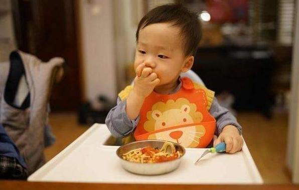 忠告家长：孩子不到2岁，4种辅食别碰，容易积食还不长个！