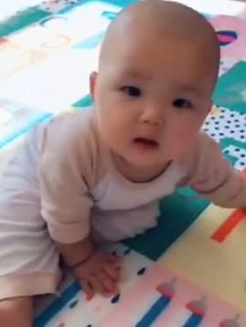 妈妈被宝宝咬了手，装哭来“博同情”，宝宝的反应却让她暖暖的