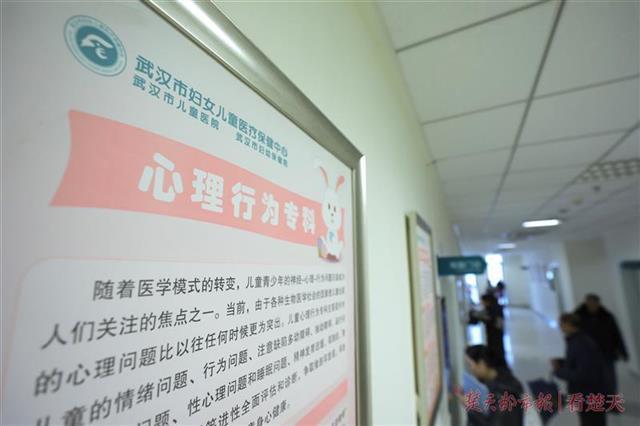 10岁女孩沉睡怎么都叫不醒，被针头扎也没反应，直到医生说出一个名字