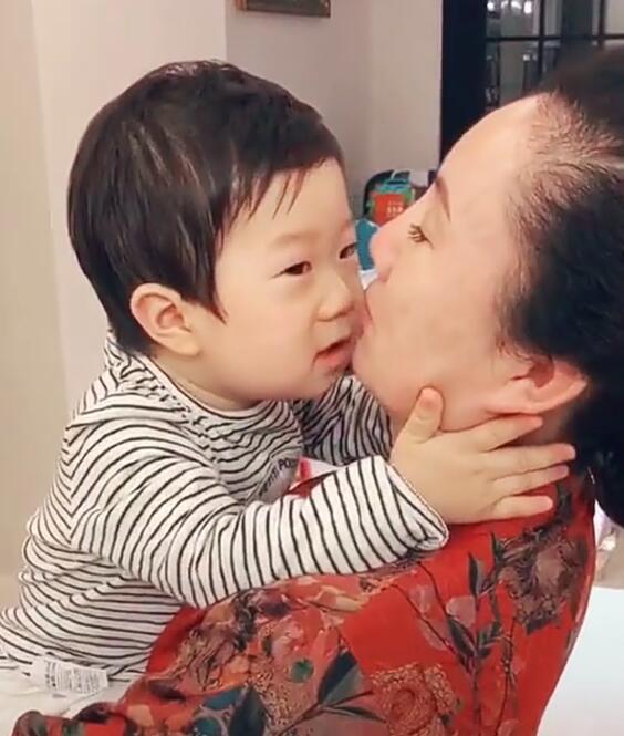 别再让姥姥带孩子？这三种“错误”，姥姥经常犯，也只有她愿意犯