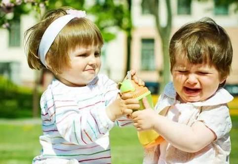 孩子爱吃独食，先别急贴上自私的标签！育儿专家3招教娃爱分享！