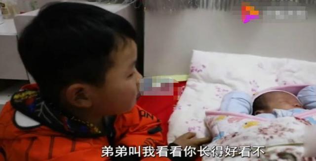 小欧哄弟弟睡觉，发现弟弟有问题，让爸爸去医院，爸爸听完无语了