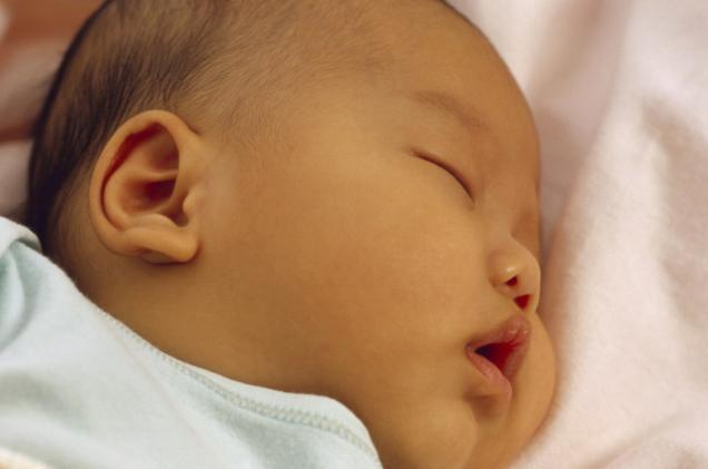 宝宝夜里总蹬被子？其实是有4个“苦衷”，不少家长却以为是热的