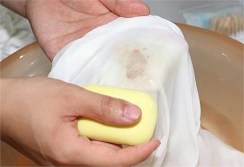 床单上的污渍时间长很难洗掉,资深保姆留一手,轻松洗干净