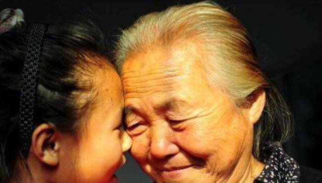 这几种家庭，不建议姥姥带孩子，可能付出越多就越“遭人嫌弃”