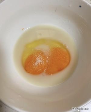 火龙果打成汁，和面粉一起拌，营养又好吃，孩子一顿5个不够吃！
