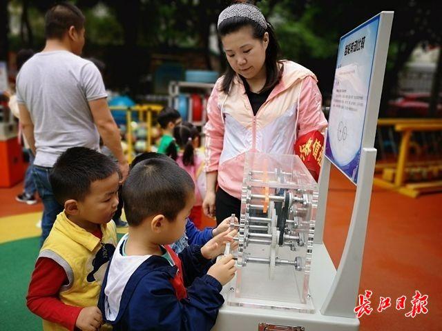 “科技大篷车”开进幼儿园，家长孩子走进“科学大门”