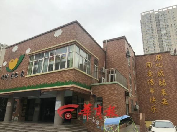 西安幼儿家长在监控中看到：孩子被老师打脸踢身体！班里4名老师3名参与
