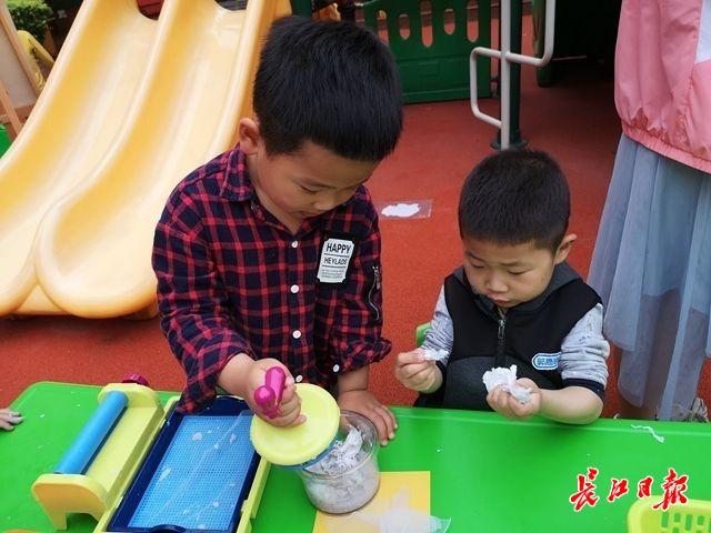 “科技大篷车”开进幼儿园，家长孩子走进“科学大门”