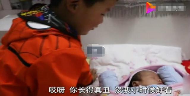 小欧哄弟弟睡觉，发现弟弟有问题，让爸爸去医院，爸爸听完无语了