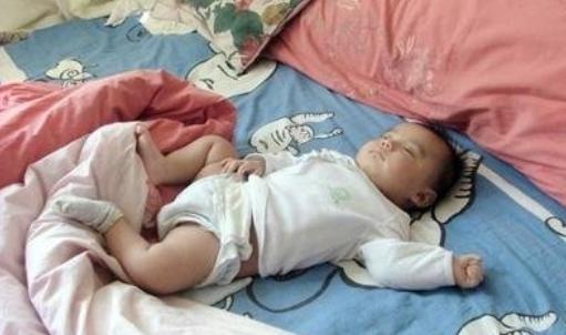 宝宝夜里总蹬被子？其实是有4个“苦衷”，不少家长却以为是热的