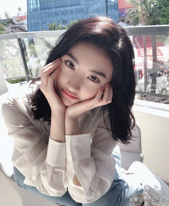 因脸圆被吐槽太胖?景甜双手托腮遮脸回应,并调侃减肥靠打拼
