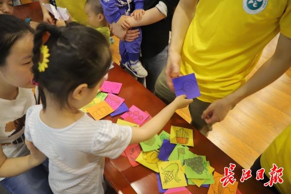 卓尔书店变身儿童乐园，励志故事会助残疾儿童重塑自信
